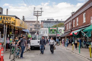 3 HAZİRAN 2018 KENSİNGTON MARKET 'DE İNSANLAR AŞIYOR.