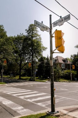 TORONTO, Kanada - 21 AĞUSTOS 2017: PARKSIDE SERVİSİ VE HIGH PARK BLVD İŞARETİ.