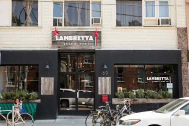 TORONTO, Kanada - 21 AĞUSTOS 2017: ÇALIŞLARIN DOĞU YÖNETMENDE ÇALIŞLARI