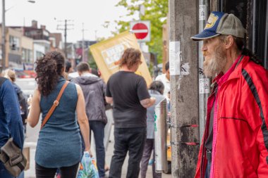 3 HAZİRAN 2018 KENSİNGTON MARKET 'DE İNSANLAR AŞIYOR.