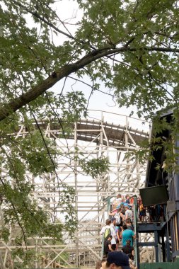 VAUGHAN, CANADA - 28 AĞUSTOS 2018: Kanada 'nın Harikalar Diyarı' ndaki Dragonfire Double Looper roller coaster.