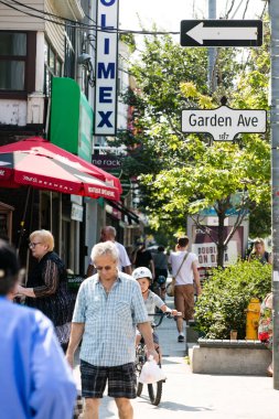TORONTO, Kanada - 21 Ağustos 2017 RONCESVALLES 'DA GARDEN AVEUNE İŞARETİ.