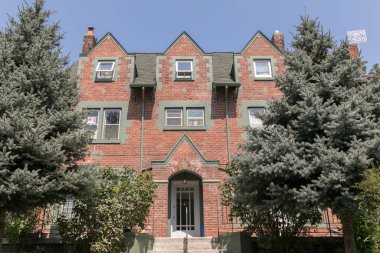 TORONTO, CANADA - 21 Ağustos 2017: High Park / RONCESVALLE Mahallesindeki İKİNCİ HASTANLAR