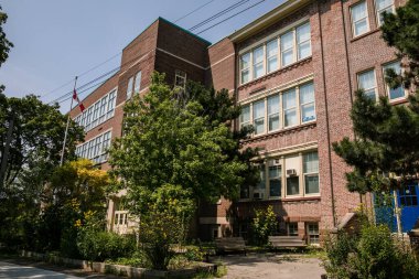 TORONTO, CANADA - 21 Ağustos 2017: FERN AVEUNE PUBLIC OKULU PARK / RONCESVALLES