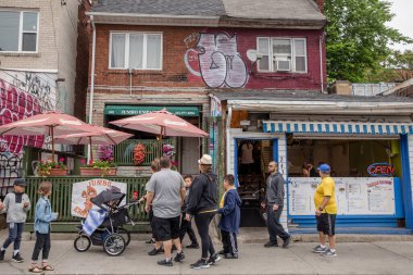 3 HAZİRAN 2018 KENSİNGTON MARKET 'DE İNSANLAR AŞIYOR.