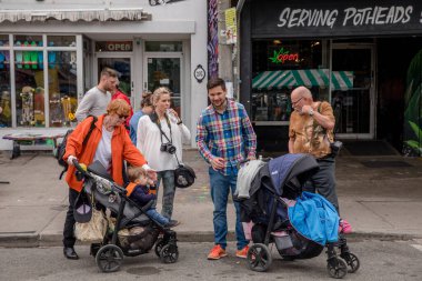 3 HAZİRAN 2018 KENSİNGTON MARKET 'DE İNSANLAR AŞIYOR.