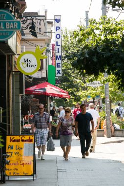 TORONTO, Kanada - 21 AĞUSTOS 2017 GÜNEY, İNSANLAR YÜKSEK YÜKSEYOR. 