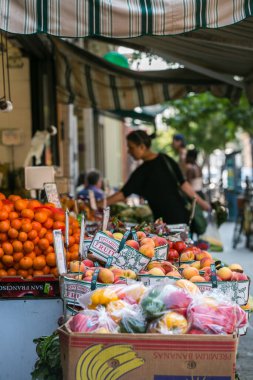 TORONTO, Kanada - 21 AĞUSTOS 2017 GÜNEY, İNSANLAR YÜKSEK YÜKSEYOR. 
