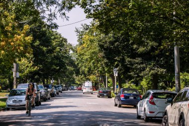 TORONTO, CANADA - 21 Ağustos 2017 RONCESVALLES KUŞAĞI 'nda asılı duran dev ağaçlarla yan yana yürümek.