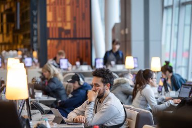 TORONTO, CANADA - 2 HAZİRAN 2018: 1. Terminal 'de Bekleme Alanında Oturanlar