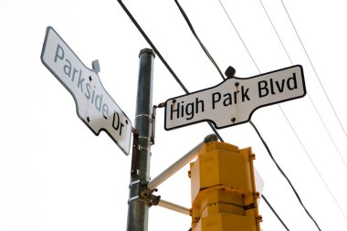TORONTO, Kanada - 21 AĞUSTOS 2017: PARKSIDE SERVİSİ VE HIGH PARK BLVD İŞARETİ.