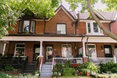 TORONTO, CANADA - 21 Ağustos 2017: High Park / RONCESVALLE Mahallesindeki İKİNCİ HASTANLAR.
