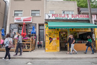 3 HAZİRAN 2018 KENSİNGTON MARKET 'DE İNSANLAR AŞIYOR.