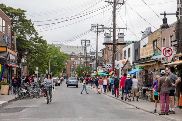 3 HAZİRAN 2018 KENSİNGTON MARKET 'DE İNSANLAR AŞIYOR.