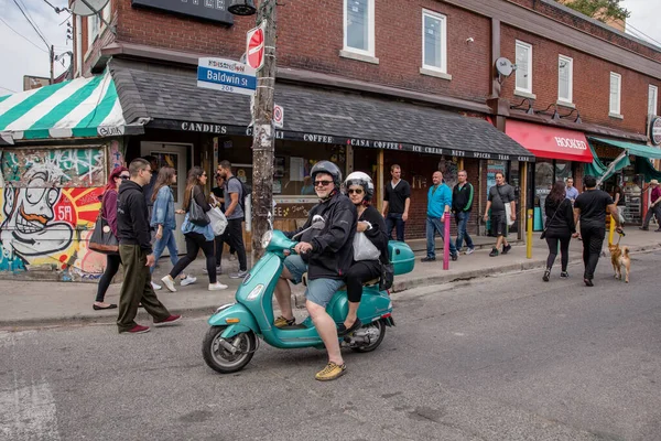 Junho 2018 Toronto Canadá Pessoas Foram Mercado Kensington — Fotografia de Stock