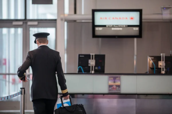 Toronto Canada January 2018 Pilot Toronto Pearson International Airport Terminal — стокове фото