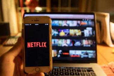 TORONONONONTO, ONTARIO, CANADA - 15 Ocak 2021: telefonda Netflix uygulama simgesi ile el