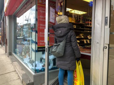 TORONTO, Kanada - 23 HAZİRAN 2021: Alışveriş merkezindeki kız 