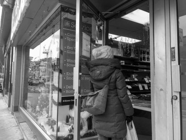 TORONTO, Kanada - 23 HAZİRAN 2021: Alışveriş merkezindeki kız 