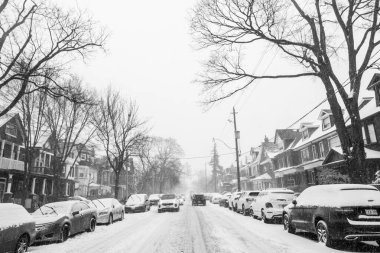 TORONTO, ONTARIO, CANADA - 14 HAZİRAN 2021: Kışın karla kaplı yol