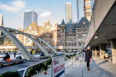 TORONTO, CANADA - 23 HAZİRAN 2021: NATHAN PHILLIP SERVİSİ 'TORONTO' NUTAN PANDEMİ 'NİN ARKASINDA İŞARETİ 19 PANDEMİK.