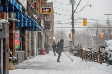 TORONONONONTO, ONTARIO, Kanada - 14 HAZİRAN 2021: İNSANLARI KOVID-19 PANDEMİK GİRİŞİYOR.