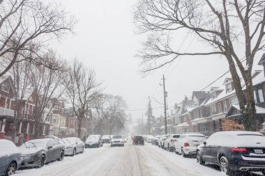 TORONTO, ONTARIO, CANADA - 14 HAZİRAN 2021: Kışın karla kaplı yol