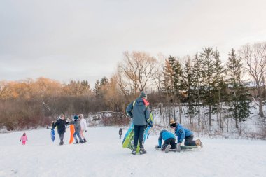 TORONTO, Kanada - 19 HAZİRAN 2020: Kışın çocuklar ve aileler birlikte gezerler.