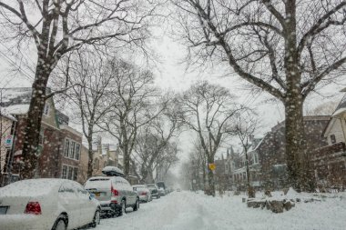 TORONTO, ONTARIO, CANADA - 14 HAZİRAN 2021: Kışın karla kaplı ağaçlarla dolu cadde