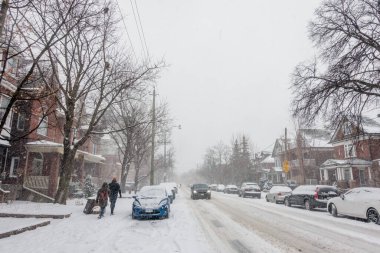 TORONTO, ONTARIO, CANADA - 14 HAZİRAN 2021: Kışın karla kaplı yol