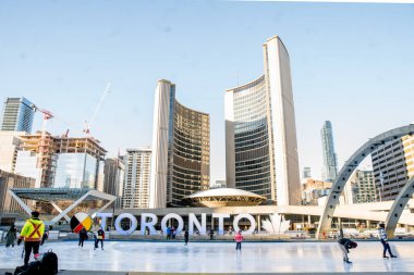 TORONTO, CANADA - 23 HAZİRAN 2021: NATHAN PHILLIP SERVİSİ 'TORONTO' NUTAN PANDEMİ 'NİN ARKASINDA İŞARETİ 19 PANDEMİK.