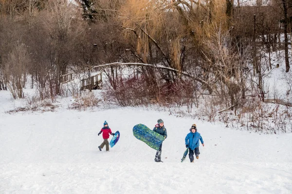 Toronto Kanada Července 2020 Kids Families Tobogganing Winter Day — Stock fotografie