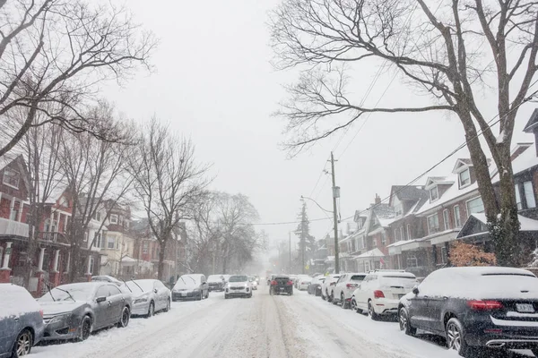 TORONTO, ONTARIO, CANADA - 14 HAZİRAN 2021: Kışın karla kaplı yol