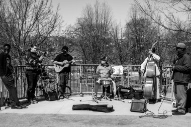TORONONONONONTO, ONTARIO, Kanada - 18 Mart 2021: MÜZİKİK ÇALIŞMA PARK COVID-19 PANDEMIK.