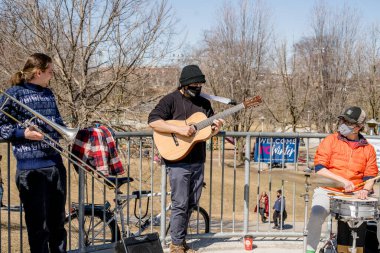 TORONONONONONTO, ONTARIO, Kanada - 18 Mart 2021: MÜZİKİK ÇALIŞMA PARK COVID-19 PANDEMIK.