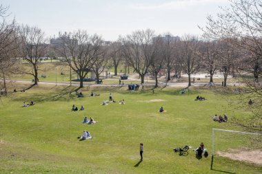 COVID-19. Toronto 'da günlük hayat. 8 Nisan. 2021 yılı. İnsanlar parkta dinleniyor.