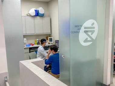 TORONONONTO, ONTARIO, Kanada - 20 NİSAN 2021: ASTRAZENECA AÇIKLARINI İSTİYOR.