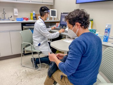 TORONONONTO, ONTARIO, Kanada - 20 NİSAN 2021: ASTRAZENECA AÇIKLARINI İSTİYOR.