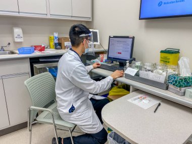 TORONONONTO, ONTARIO, CANADA - 20 NİSAN 2021: FARMAKİST Hazırlıklar ASTRAZENECA VACCINE COVID-19 PANDEMİK.