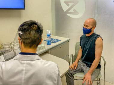 TORONONTO, ONTARIO, CANADA - 20 Nisan 2021: 40 YAŞINDA YAŞINDA MERKEZİ ASTRAZENECA VACCINE COVID-19 PANDEMIK.