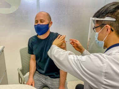 TORONONTO, ONTARIO, CANADA - 20 Nisan 2021: 40 YAŞINDA YAŞINDA MERKEZİ ASTRAZENECA VACCINE COVID-19 PANDEMIK.