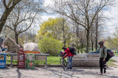 Toronto COVID-19 Günlük Resimler, 25 Nisan 2021 Birçok evsiz sığınaklardan kaçtı ve COVID-19 salgını sırasında şehir parklarında çadır kurdular.. 