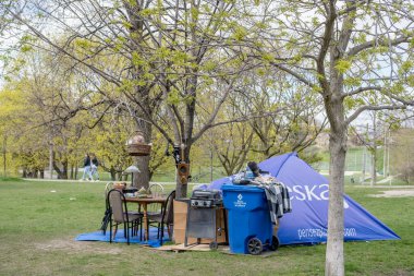 Toronto COVID-19 Günlük Resimler, 25 Nisan 2021 Birçok evsiz sığınaklardan kaçtı ve COVID-19 salgını sırasında şehir parklarında çadır kurdular.. 
