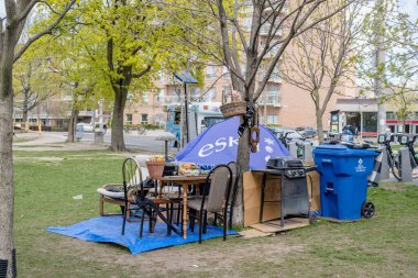 Toronto COVID-19 Günlük Resimler, 25 Nisan 2021 Birçok evsiz sığınaklardan kaçtı ve COVID-19 salgını sırasında şehir parklarında çadır kurdular.. 