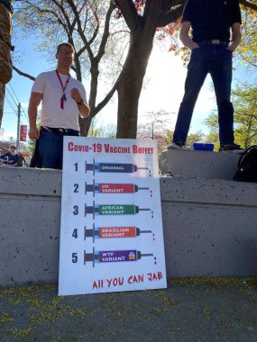 COVID 19 GÜN HAYAT - 14 Mayıs 2021 Fotoğraflar, Anti-Covid inananların toplanması, aşı karşıtı, maske karşıtı insanlar Toronto 'da