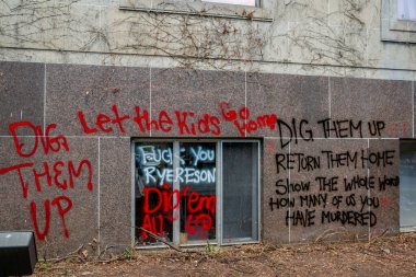 Sprey boyalı vandalizm heykelin etrafına