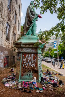 Ryerson Üniversitesi kampüsündeki Egerton Ryerson heykelinin etrafına, M.Ö. Kamloops, Kamloops 'ta bulunan toplu mezarda bulunan 215 cesede atıfta bulunarak 215 ayakkabı dikildi. Egerton Ryerson orjinal bir mimardı.