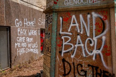 Sprey boyalı vandalizm heykelin etrafına