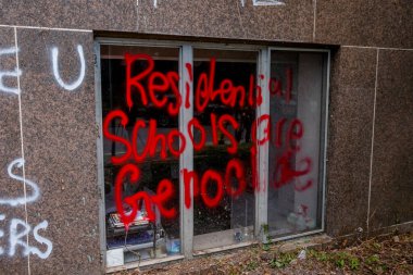 Sprey boyalı vandalizm heykelin etrafına