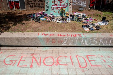 Sprey boyalı vandalizm heykelin etrafına